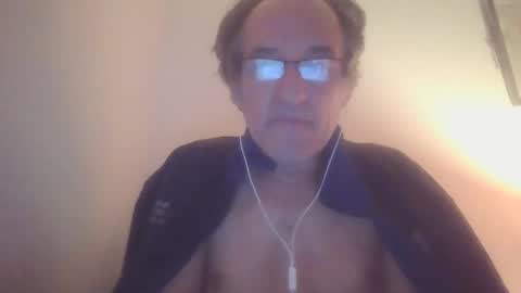 Snapshot of scotchwhieskie chatting on December 17, 11:05 pm scotchwhieskie online show from December 17, 11:05 pm