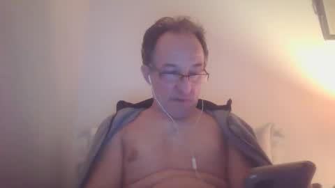Snapshot of scotchwhieskie chatting on January 3, 11:33 pm scotchwhieskie online show from January 3, 11:33 pm