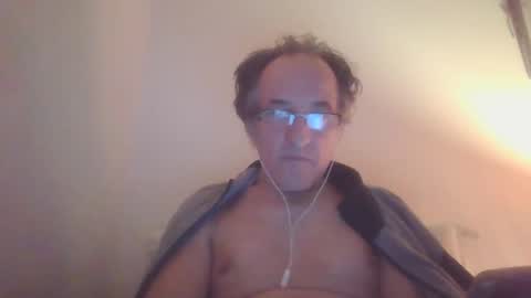 Snapshot of scotchwhieskie chatting on December 9, 12:23 am scotchwhieskie online show from December 9, 12:23 am