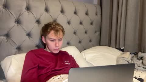 Snapshot of scottish_twink01 chatting on December 25, 1:31 am danny online show from December 25, 1:31 am