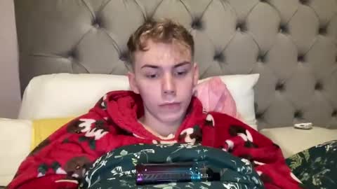 Snapshot of scottish_twink01 chatting on December 5, 1:14 am danny online show from December 5, 1:14 am