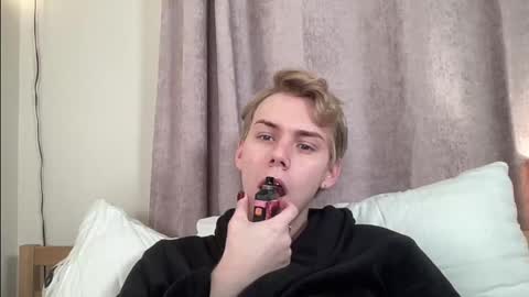 Snapshot of scottish_twink01 chatting on October 5, 12:03 am danny online show from October 5, 12:03 am