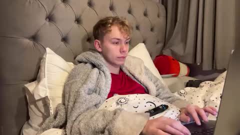 Snapshot of scottish_twink01 chatting on December 18, 12:32 am danny online show from December 18, 12:32 am