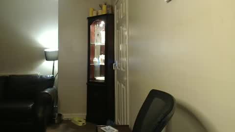 Snapshot of scottsman214 chatting on December 21, 6:34 pm James online show from December 21, 6:34 pm