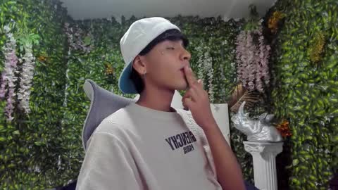 sebas_lover_ online show from October 17, 9:52 pm