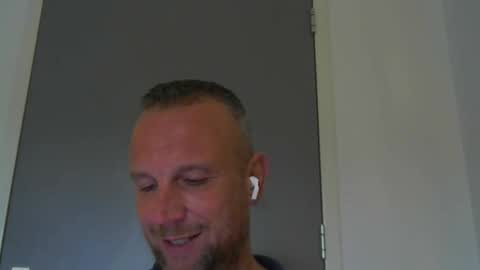 sence08 online show from November 3, 10:08 am