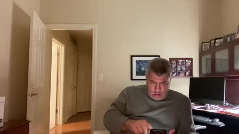 Snapshot of showmet chatting on January 3, 6:11 am Chicago Guy online show from January 3, 6:11 am