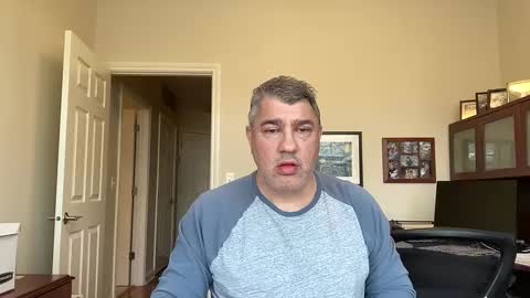 Snapshot of showmet chatting on December 2, 8:20 pm Chicago Guy online show from December 2, 8:20 pm