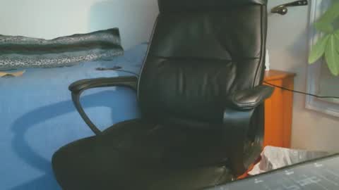 shyboyhugecum2020 online show from October 6, 1:10 am