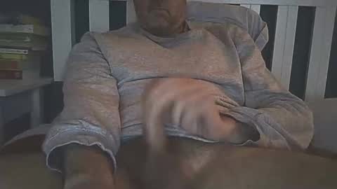 Snapshot of simeone1324 chatting on January 9, 11:14 am simeone1324 online show from January 9, 11:14 am