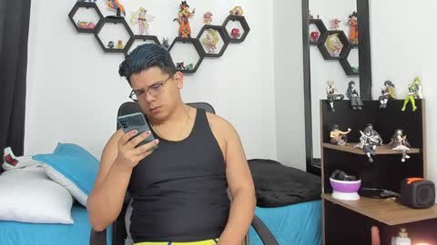 Snapshot of siul_bigcock chatting on February 4, 12:22 pm Siul Thompson online show from February 4, 12:22 pm