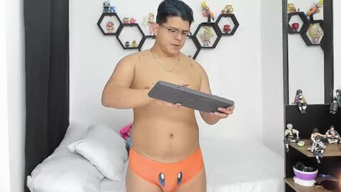 Snapshot of siul_bigcock chatting on February 18, 6:28 pm Siul Thompson online show from February 18, 6:28 pm