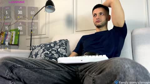 Snapshot of slimvers chatting on January 8, 6:52 am Art online show from January 8, 6:52 am