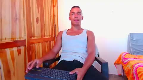 Snapshot of steven_modelo69 chatting on December 15, 1:46 am steven_modelo69 online show from December 15, 1:46 am