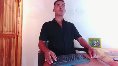 Snapshot of steven_modelo69 chatting on February 2, 10:39 pm steven_modelo69 online show from February 2, 10:39 pm