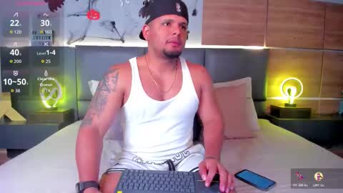 Stone Lee  online show from October 24, 7:32 am