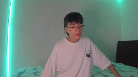 Snapshot of submissive_boyy_ chatting on January 16, 1:37 am nico online show from January 16, 1:37 am