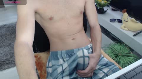 SwetLittleBoy4u online show from April 6, 9:10 am