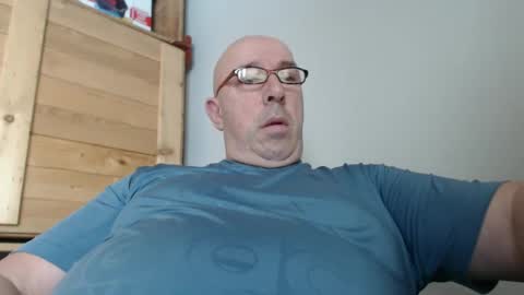 Snapshot of swissscooby55 chatting on January 3, 9:25 am swissscooby55 online show from January 3, 9:25 am