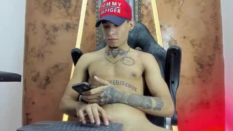 Snapshot of theskinny8inch_ chatting on September 28, 7:17 am theskinny8inch_ online show from September 28, 7:17 am