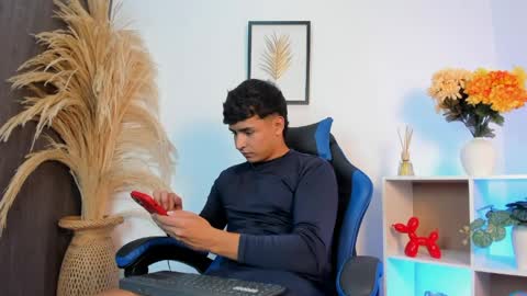 Thiago  online show from April 5, 8:27 pm