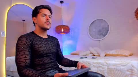 Thiago online show from November 4, 10:05 am