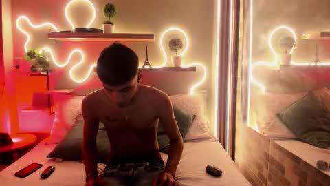 T H I A G O  online show from October 17, 1:31 am