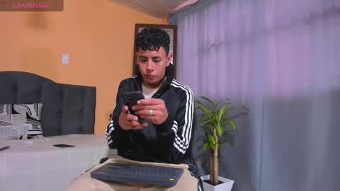Snapshot of thiiago_tay chatting on March 2, 12:47 pm Thiiago online show from March 2, 12:47 pm