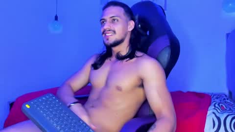 Snapshot of thomas__wayne chatting on December 7, 1:58 am Thomas online show from December 7, 1:58 am