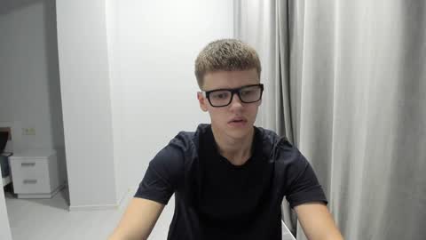 Snapshot of thomas_shelbivip chatting on December 20, 3:21 pm Tomas online show from December 20, 3:21 pm