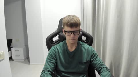 Snapshot of thomas_shelbivip chatting on February 1, 5:05 pm Tomas online show from February 1, 5:05 pm