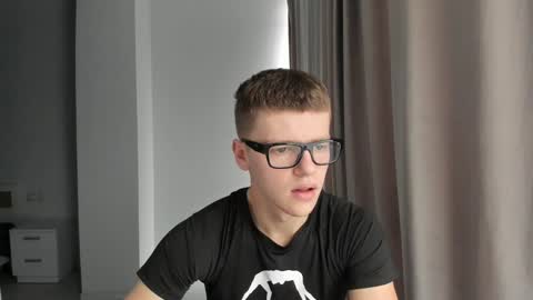 Snapshot of thomas_shelbivip chatting on December 2, 10:38 am Tomas online show from December 2, 10:38 am