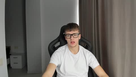 Snapshot of thomas_shelbivip chatting on January 28, 11:17 am Tomas online show from January 28, 11:17 am