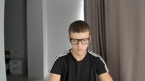 Snapshot of thomas_shelbivip chatting on December 4, 8:01 am Tomas online show from December 4, 8:01 am