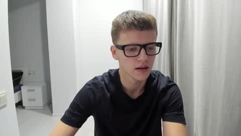 Snapshot of thomas_shelbivip chatting on December 11, 4:19 am Tomas online show from December 11, 4:19 am