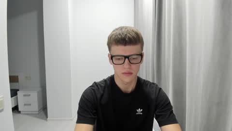 Snapshot of thomas_shelbivip chatting on December 12, 2:48 am Tomas online show from December 12, 2:48 am