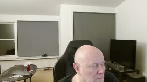 thomash32 online show from November 2, 10:47 pm