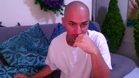 Snapshot of thomassmith2023 chatting on December 14, 9:13 pm thomas smith online show from December 14, 9:13 pm