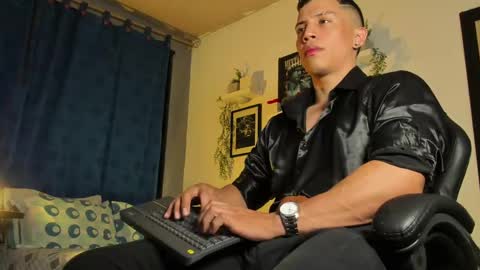 Snapshot of thomsevery_ chatting on September 16, 12:23 am Thoms Every online show from September 16, 12:23 am