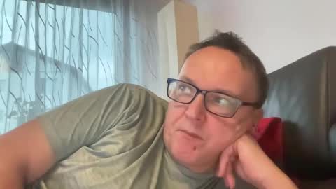 Snapshot of tom6644 chatting on December 23, 3:01 pm Tom online show from December 23, 3:01 pm
