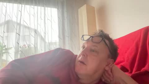 Snapshot of tom6644 chatting on February 15, 8:11 am Tom online show from February 15, 8:11 am
