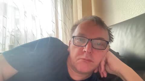 Snapshot of tom6644 chatting on February 1, 8:29 am Tom online show from February 1, 8:29 am
