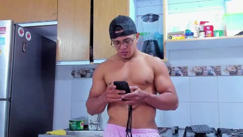 Snapshot of tom_kingfit chatting on December 3, 3:51 am SPORTSFIT29 online show from December 3, 3:51 am