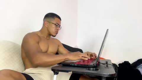 Snapshot of tom_kingfit chatting on February 17, 6:48 pm SPORTSFIT29 online show from February 17, 6:48 pm