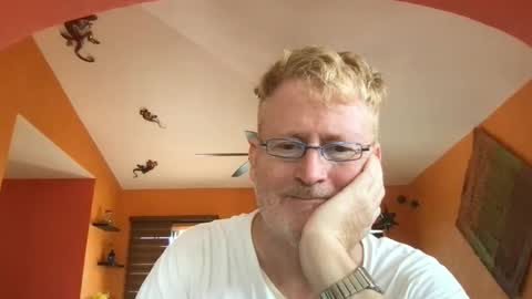 Hola online show from October 20, 7:40 pm