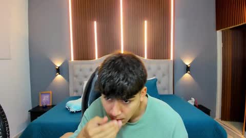 Snapshot of tommy18__ chatting on October 7, 3:21 am Tommy online show from October 7, 3:21 am