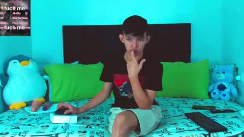 Snapshot of tonny_twink_ chatting on February 9, 8:11 am Tonny online show from February 9, 8:11 am