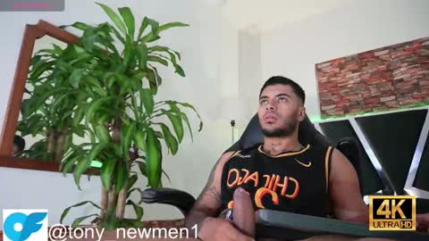 Snapshot of tony_newmen chatting on December 19, 2:02 pm tony online show from December 19, 2:02 pm
