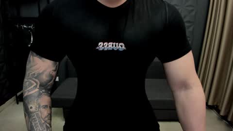 Snapshot of tonywilcoxx chatting on December 8, 5:39 am TonyWilcox online show from December 8, 5:39 am