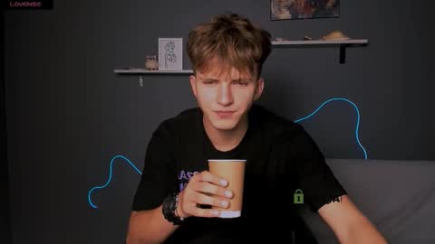 Snapshot of travis_wolf_ chatting on September 9, 7:13 pm Travis online show from September 9, 7:13 pm